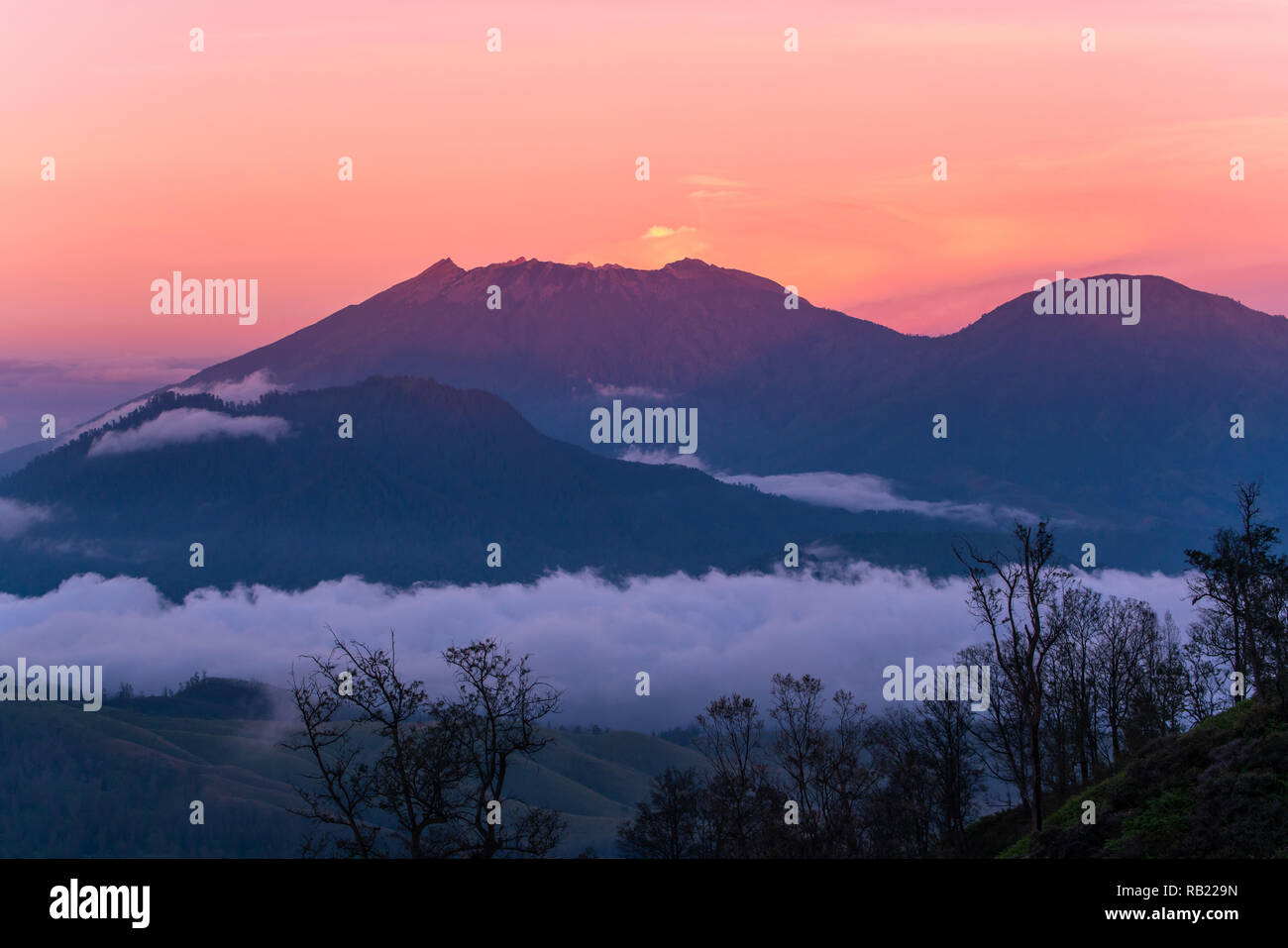 Neblig und Berg, Twilight Time zeigen bunte Licht Stockfoto
