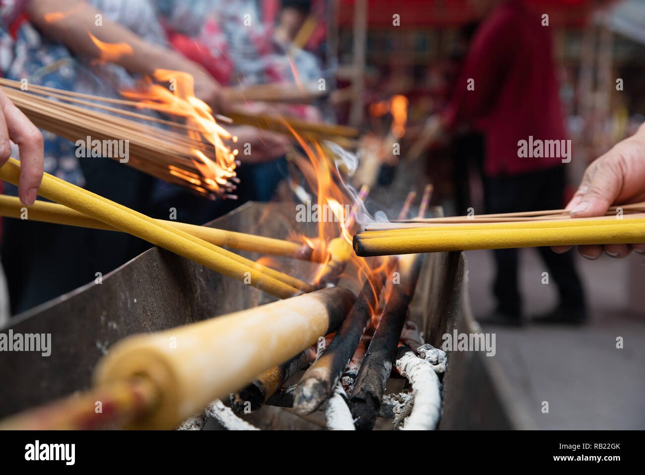 Die Menschen Feuer Räucherstäbchen im Tempel zusammen Stockfoto