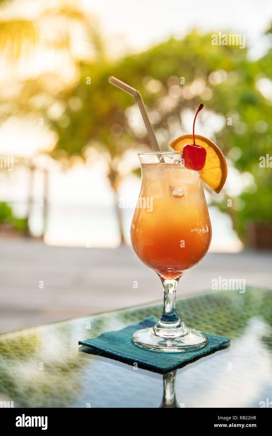 Lagoon Cocktail und Natur Hintergrund mit Sonnenlicht Schatten Stockfoto