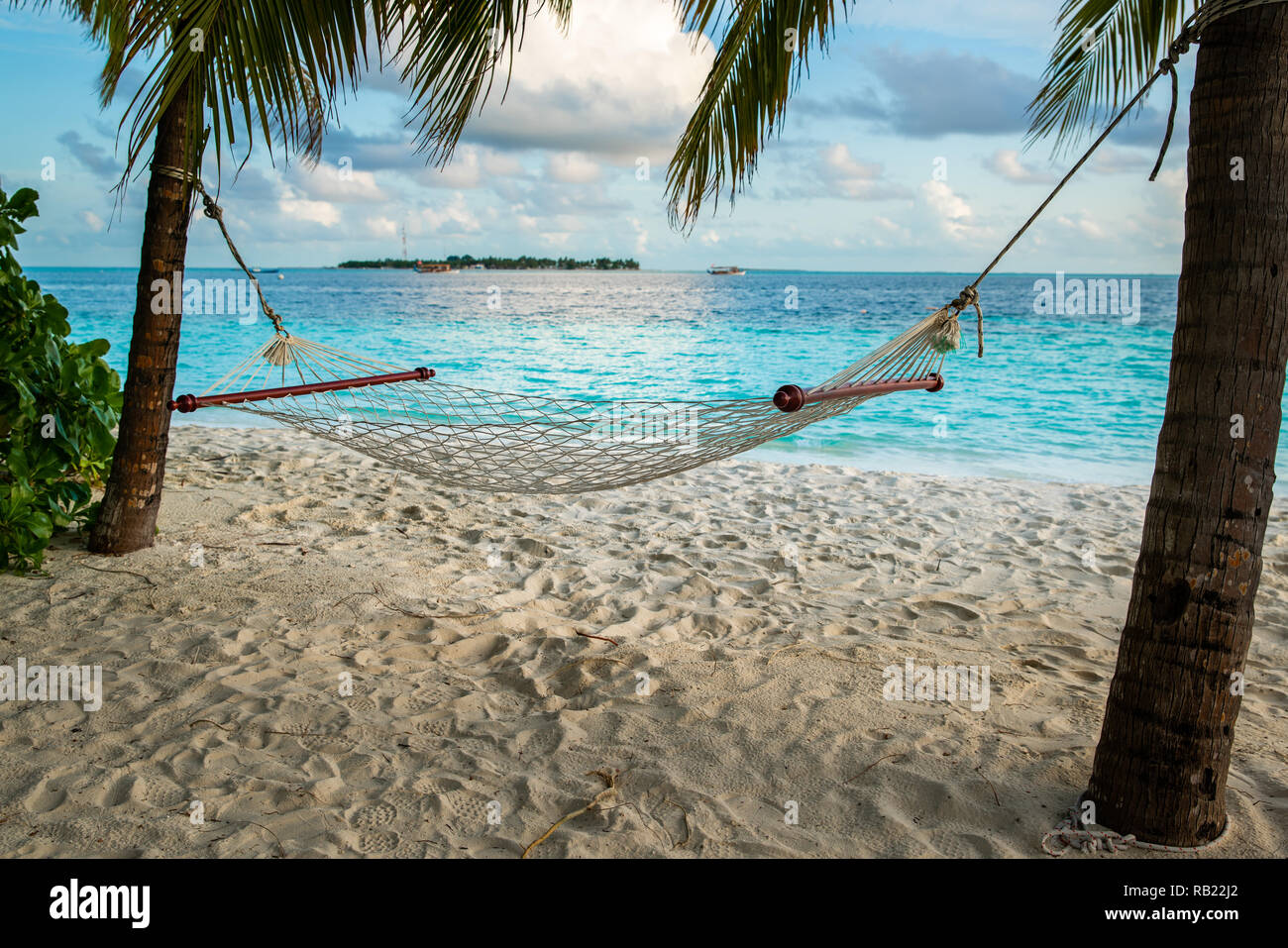 Hängematte auf einer Palme in der Nähe von Sea Ocean Sky Ufer Sand Stockfoto