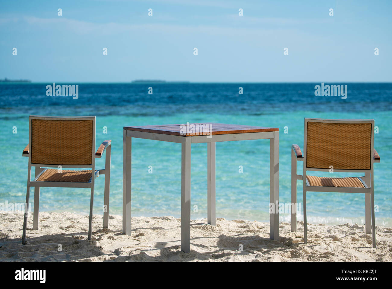 Tisch outdoor neben Meer Scenic. Stockfoto
