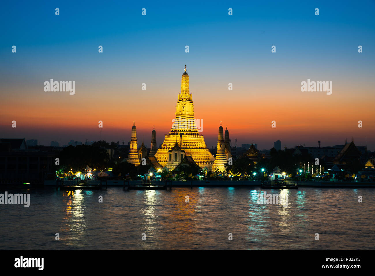 Sonnenuntergang bei Arun Tempel oder Wat Arun, finden sich entlang des Chao Phraya Fluss mit einem bunten Himmel in Bangkok, Thailand Stockfoto