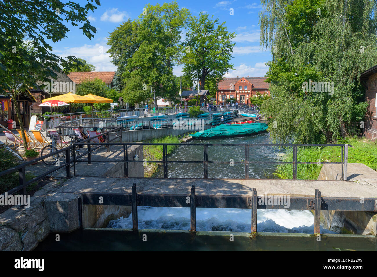 Typische spreewald Kanal mit Booten im Sommer, Spreewald, Brandenburg, Deutschland Stockfoto