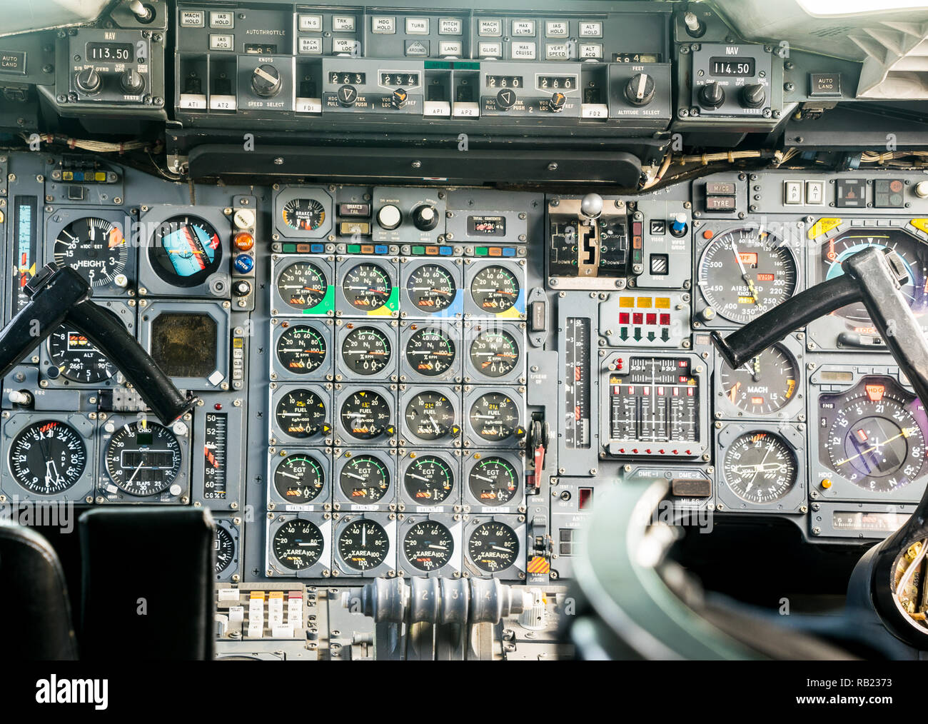 Blick auf Messgeräte eines alten Cockpit Stockfoto