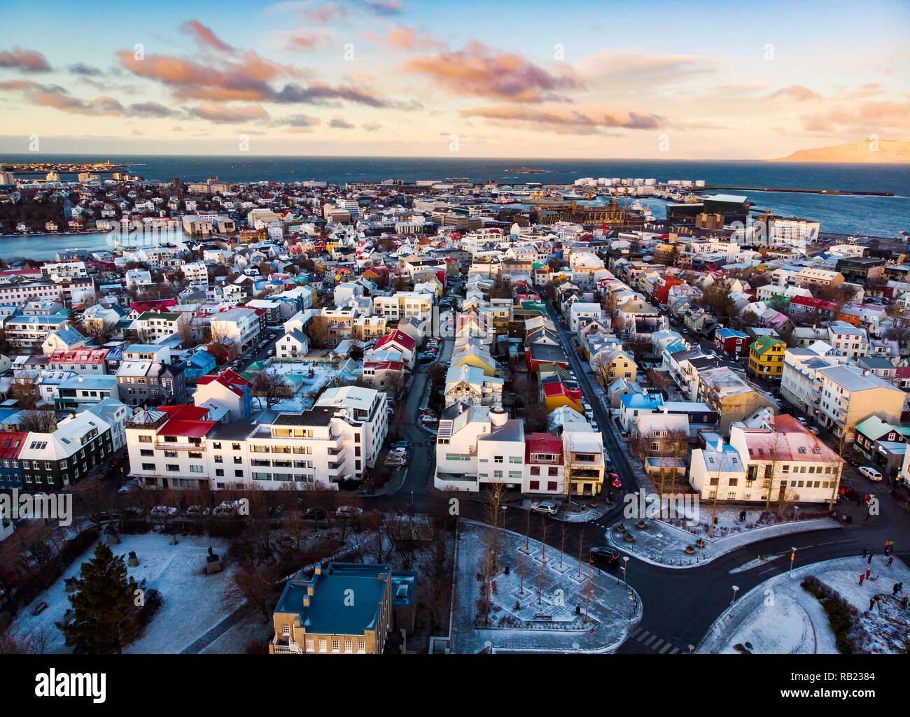 Luftaufnahme von Reykjavik, die Hauptstadt von Island bei Sonnenuntergang Stockfoto
