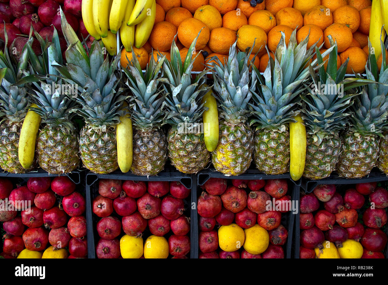Obst auf dem Display vor einem Buffet mit Fruchtsaft vor Stockfoto