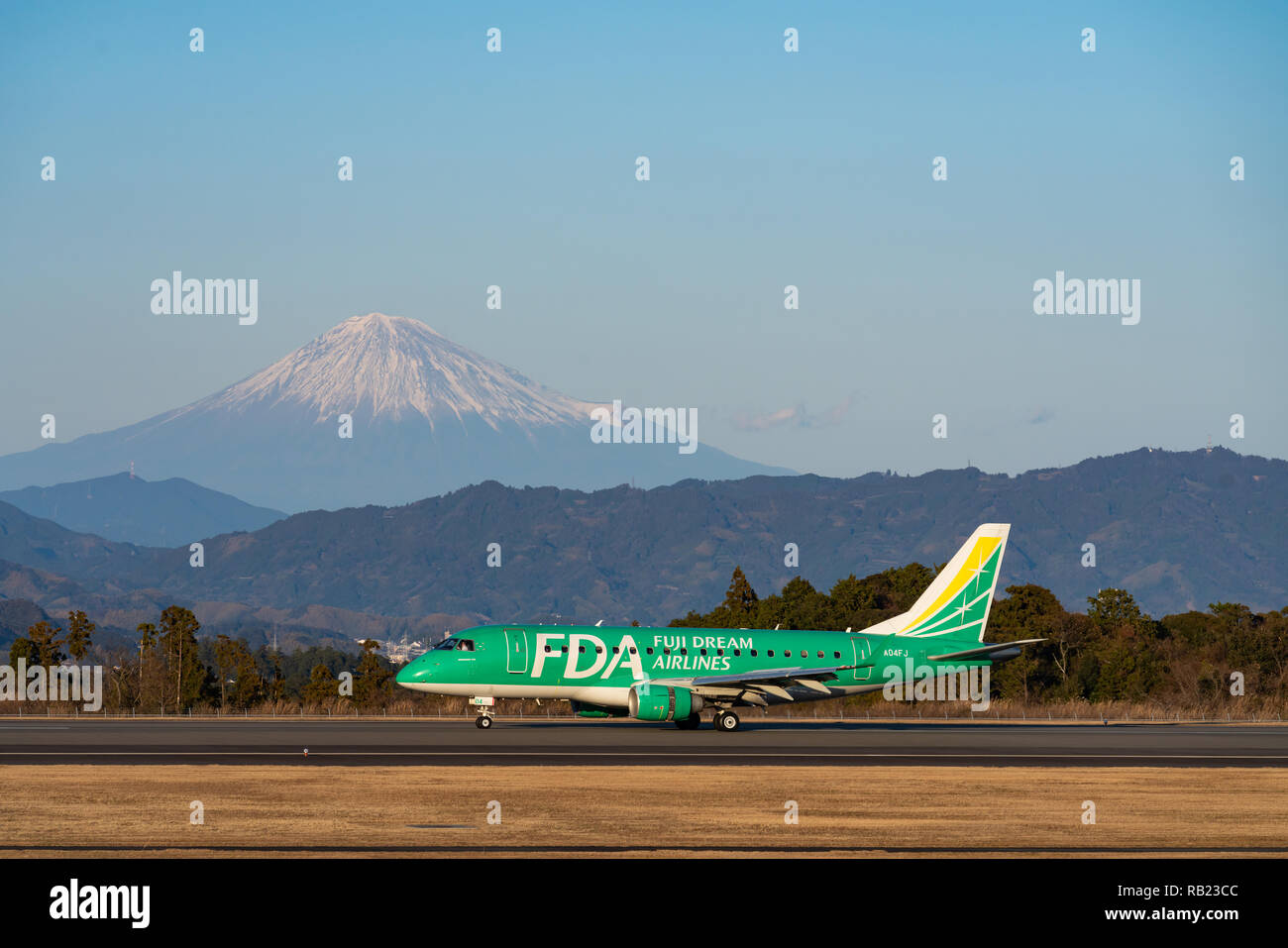 SHIZUOKA, JAPAN - JAN. 5, 2019: FDA (Fuji Dream Airlines) Embraer ERJ -170-100 Landung auf dem Internationalen Flughafen in Shizuoka Shizuoka, Japan. Stockfoto