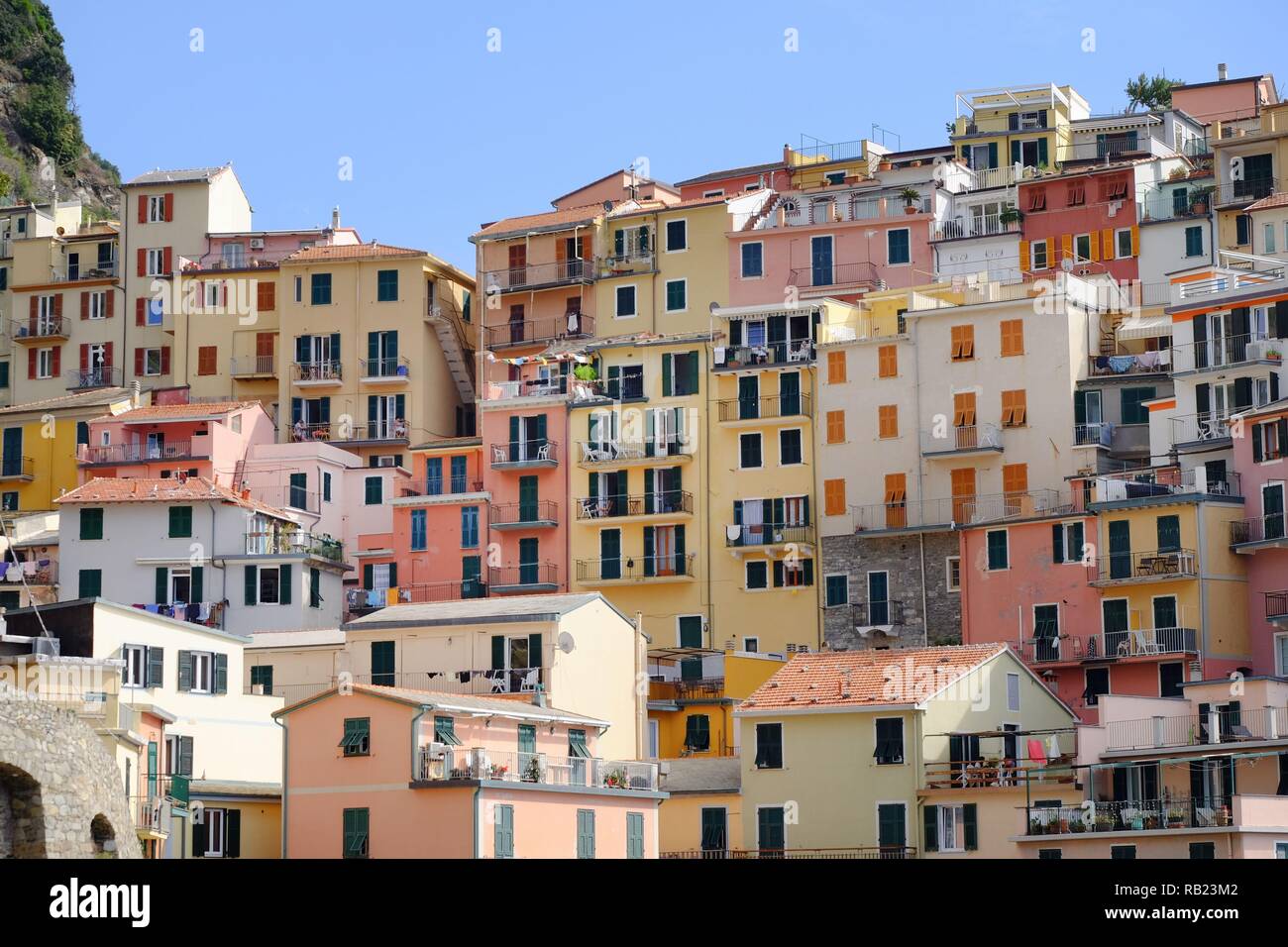 Manarola, Italien - 17. September 2018: Blick auf die Stadt im Ligurischen Meer der alten und typischen Dorf der Cinque Terre im Sommer Stockfoto