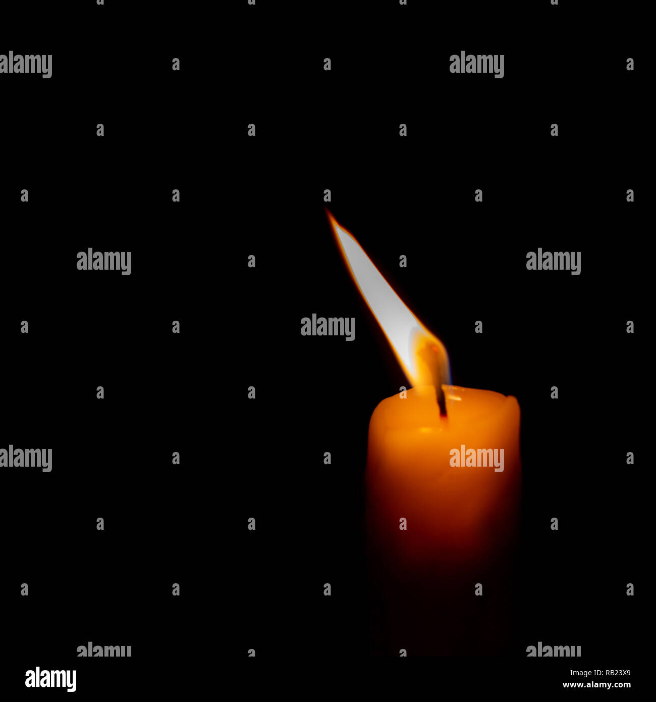 Flame Kerze In Einem Dunklen Trauer Und Depression Emotionale Symbol Der Verlust Eines Geliebten Menschen Auf Schwarz Isoliert Stockfotografie Alamy