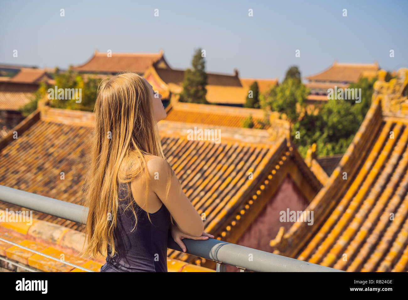 Genießen Sie Urlaub in China. Junge Frau, die in der Verbotenen Stadt. Die Reise nach China. Kostenloses Visum Transit 72 Stunden, 144 Stunden in China Stockfoto