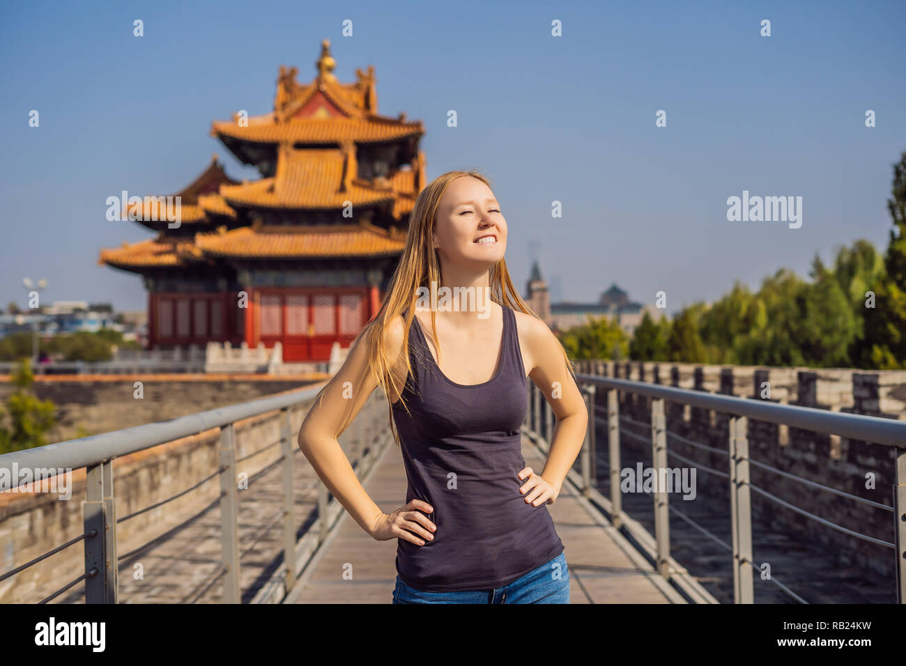 Genießen Sie Urlaub in China. Junge Frau, die in der Verbotenen Stadt. Die Reise nach China. Kostenloses Visum Transit 72 Stunden, 144 Stunden in China Stockfoto