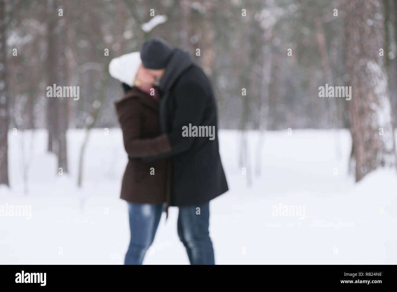 Paar in Winter Park küssen. Romantisches date. Foto in defokussierung Stockfoto