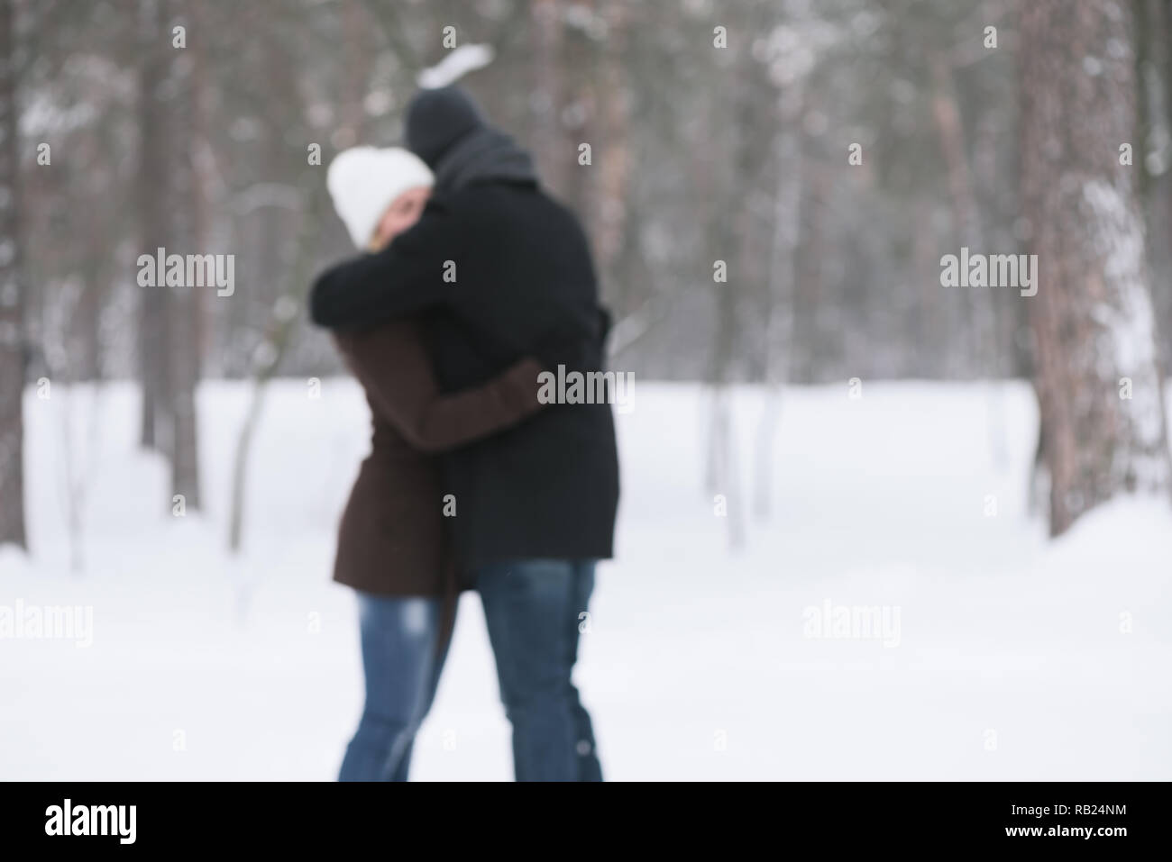 Umarmung der Paare in der Liebe. Romantisches date in Winter Park. Foto in defokussierung Stockfoto