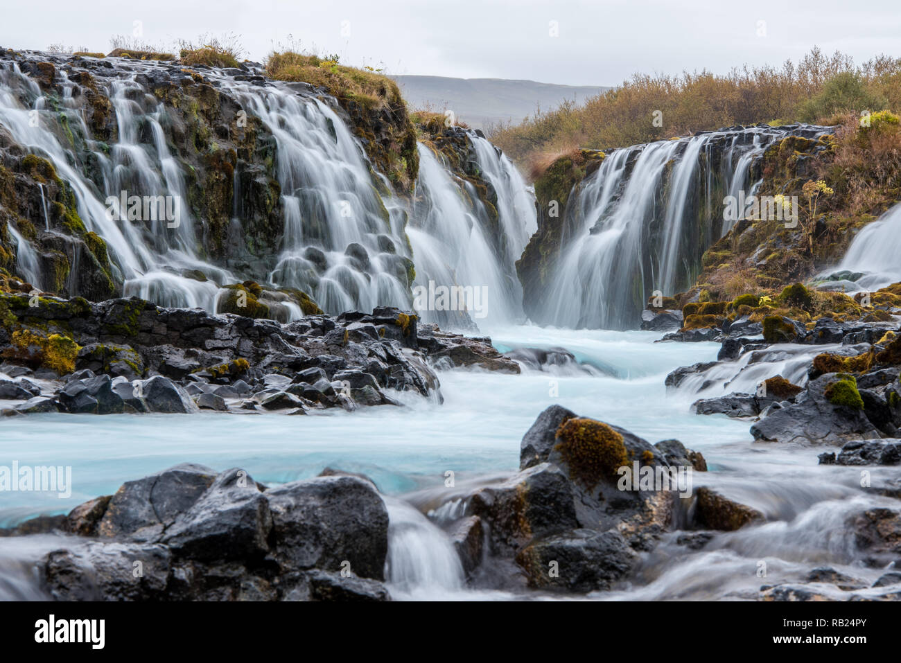 Riesides glattes Wasser im isländischen Wasserfall Bruarfoss Stockfoto Riesides glattes Wasser im isländischen Wasserfall Bruarfoss Stockfoto