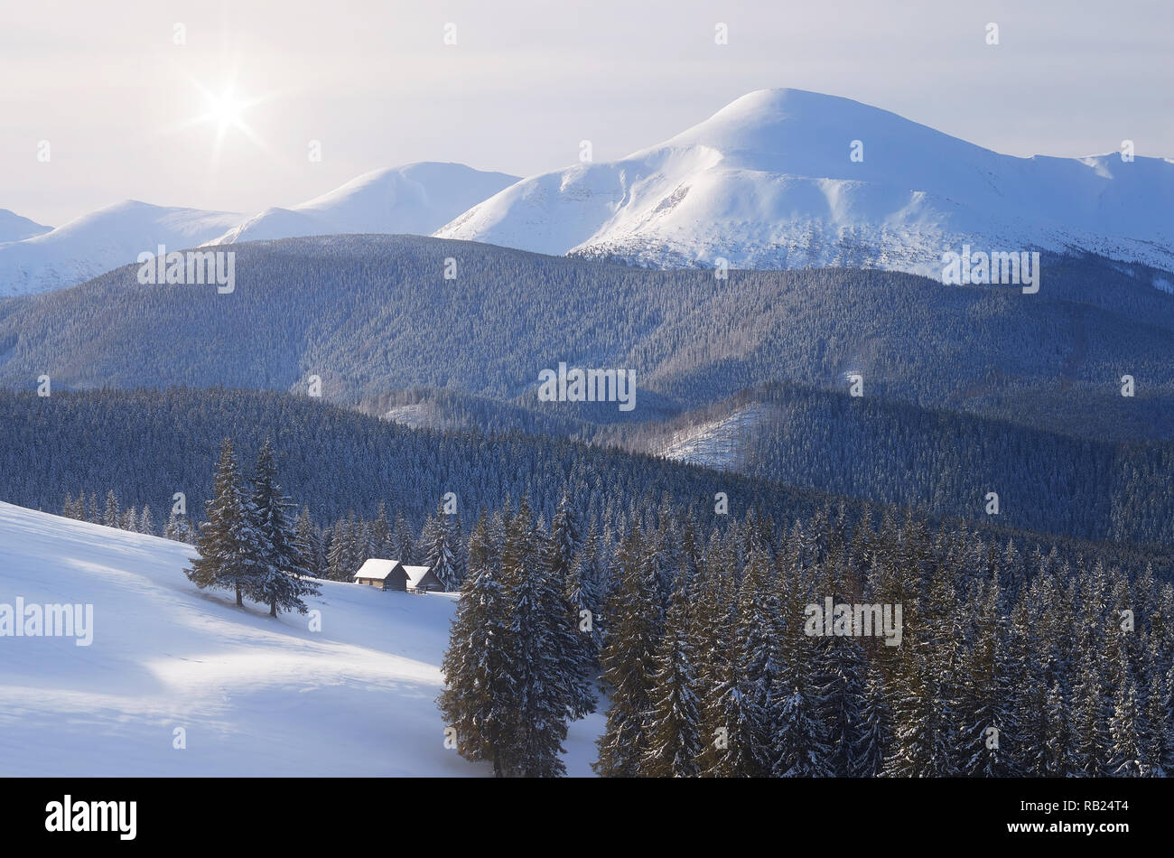 Fabelhafte Aussicht von Holzhäusern in den Bergen. Weihnachten Landschaft Stockfoto