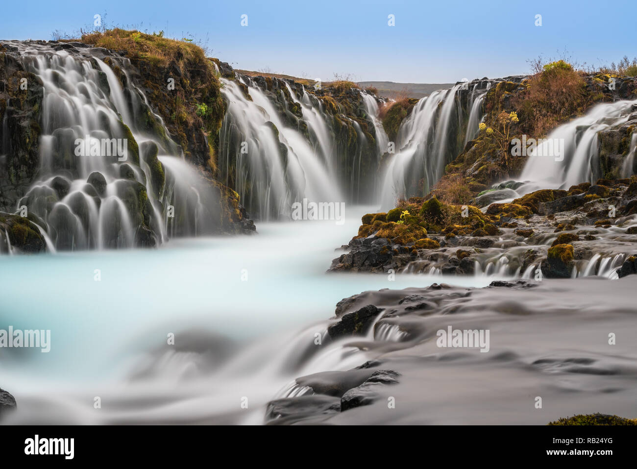 Riesides glattes Wasser im isländischen Wasserfall Bruarfoss Stockfoto