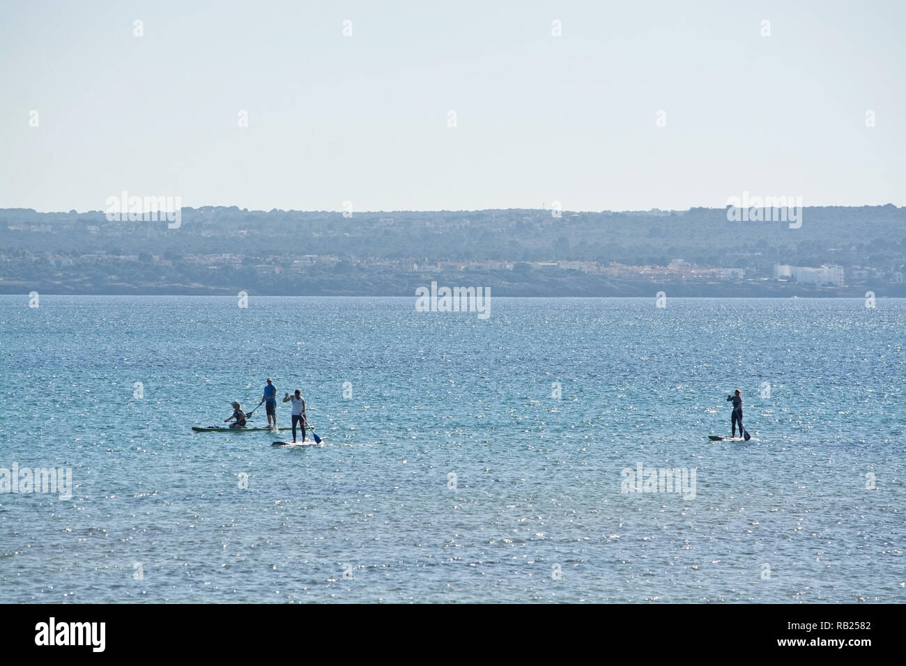 CAN PASTILLA, MALLORCA, SPANIEN - Dezember 6, 2018: Windsurfing Segel über die blaue Bucht von Palma an einem sonnigen Wintertag am 6. Dezember 2018 in Can Pastilla, Mallo Stockfoto