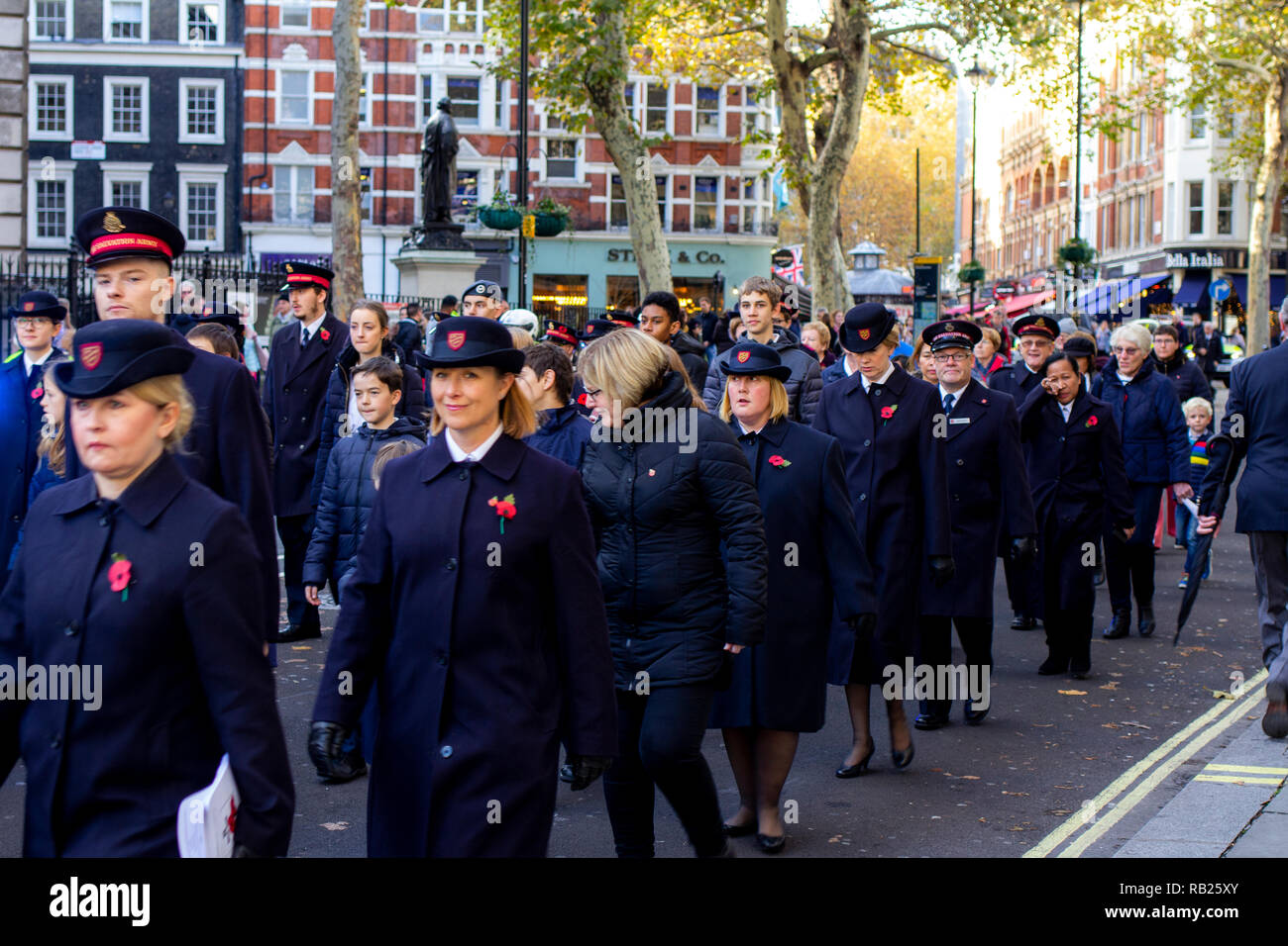 Veteranen und Soldaten feiern und Ehrerbietung und Respekt beim Tag der Erinnerung in den Straßen von London tragen Mohn zahlen. Stockfoto