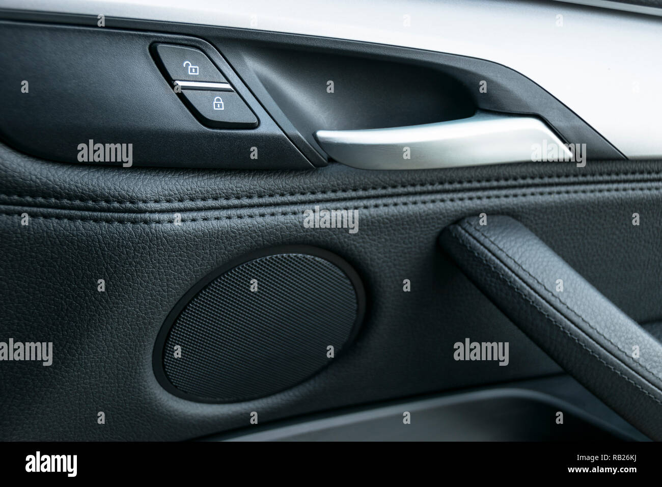 Auto Tür griff im luxuriösen, modernen Auto mit schwarzem Leder und  Schalter für die Steuerung, modernes Auto Details im Innenraum  Stockfotografie - Alamy