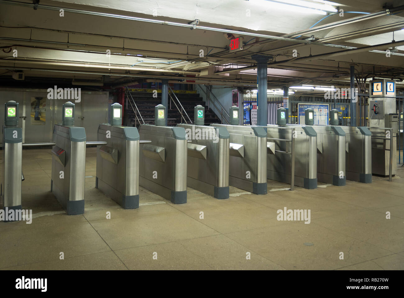 Drehkreuze ohne Menschen zu Fuß in der Station zeigen pendeln. th-Station von Port Authority Run startet Züge Stockfoto
