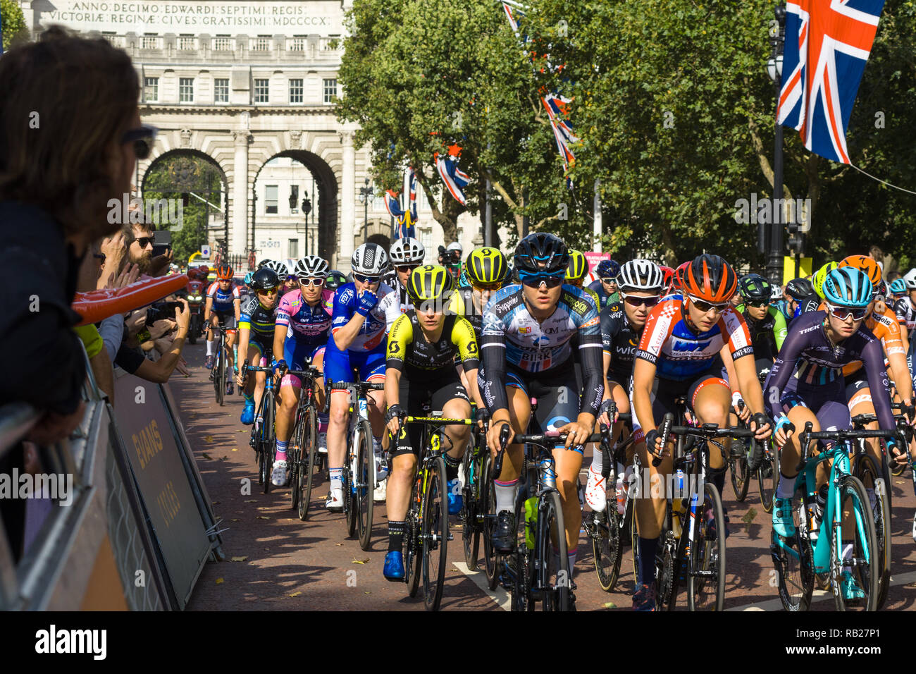 Radfahrer in der aufsichtsrechtlichen RideLondon 2018 Rennen Radfahren in der Mall vor dem Start des Rennens, London, UK Stockfoto