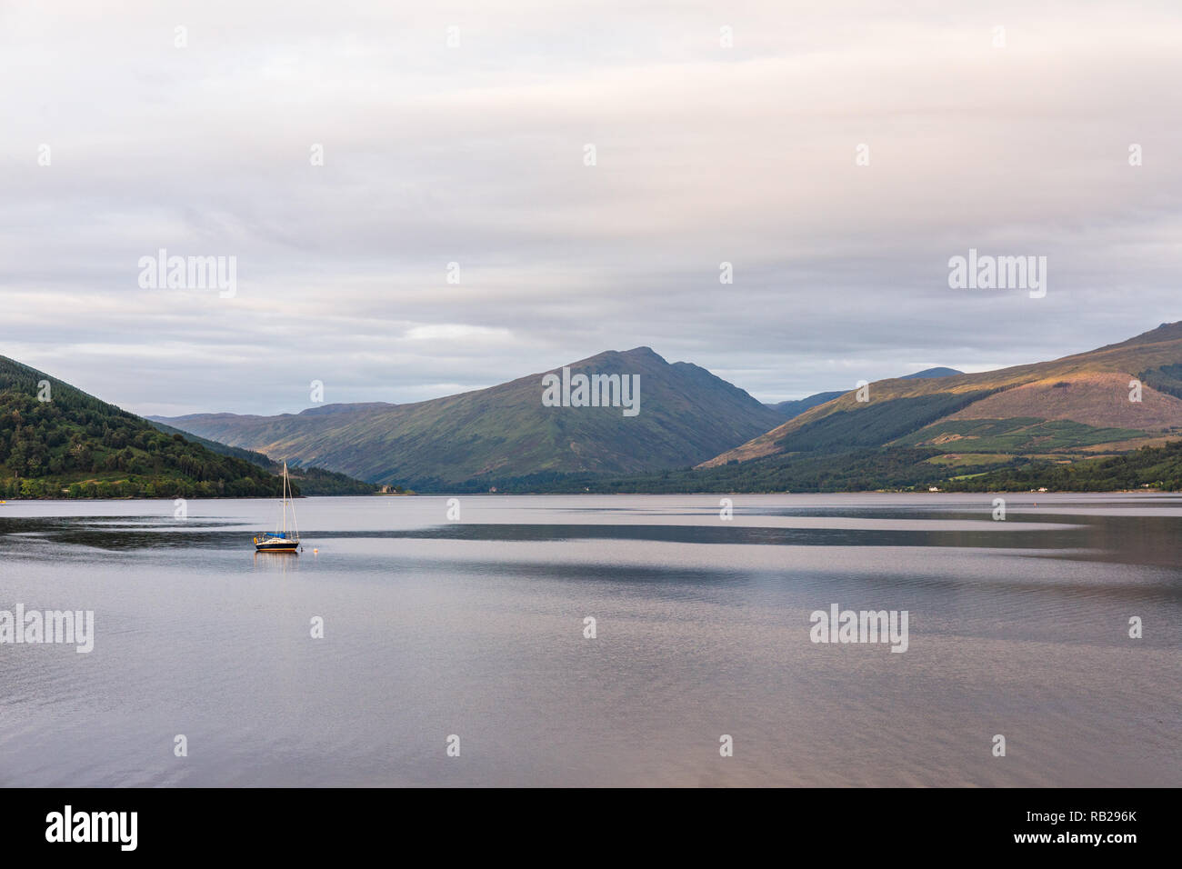 Loch Fyne liegt noch an einem Sommertag in den Highlands von Schottland, Großbritannien. Stockfoto
