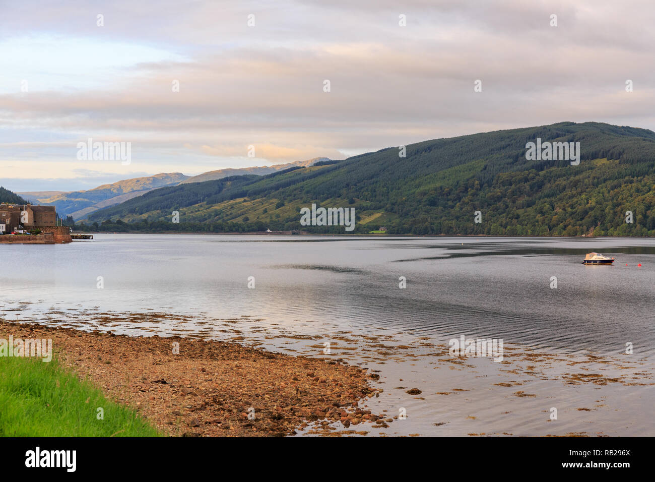 Loch Fyne liegt noch an einem Sommertag in den Highlands von Schottland, Großbritannien. Stockfoto