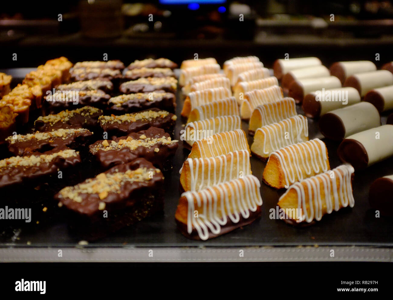 Kuchen und Gebäck auf der Anzeige im Fenster des dänischen Bäckerei Ole & Steen, Haymarket, London Stockfoto