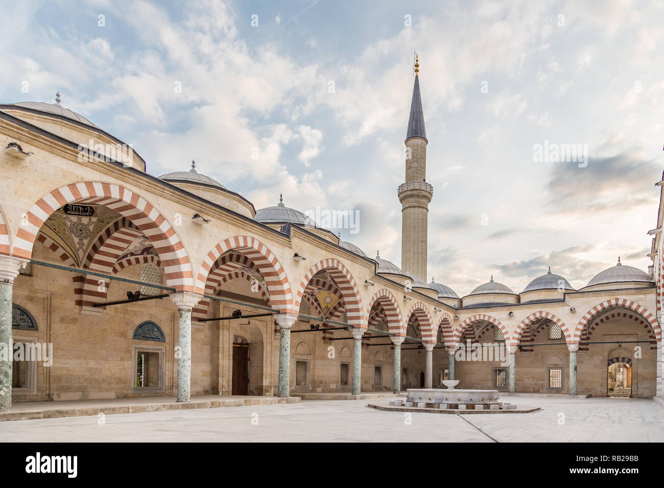Innenraum couortyard der Selimiye Moschee, Edirne, Türkei. Stockfoto
