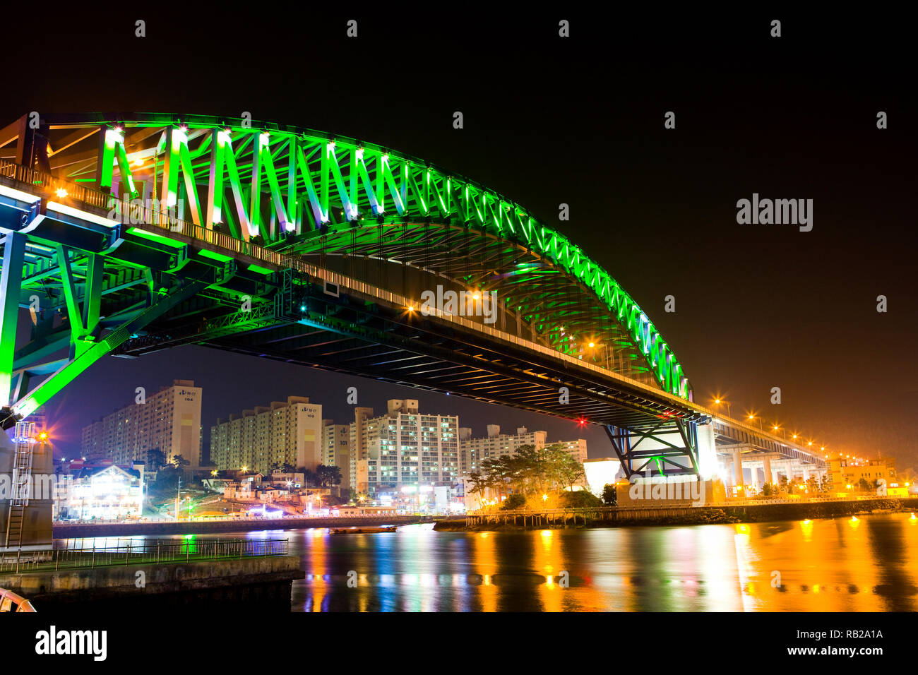 Tongyeong Grand Bridge in Tongyeong-Si, Gyeongsangnam-do, Südkorea. Stockfoto