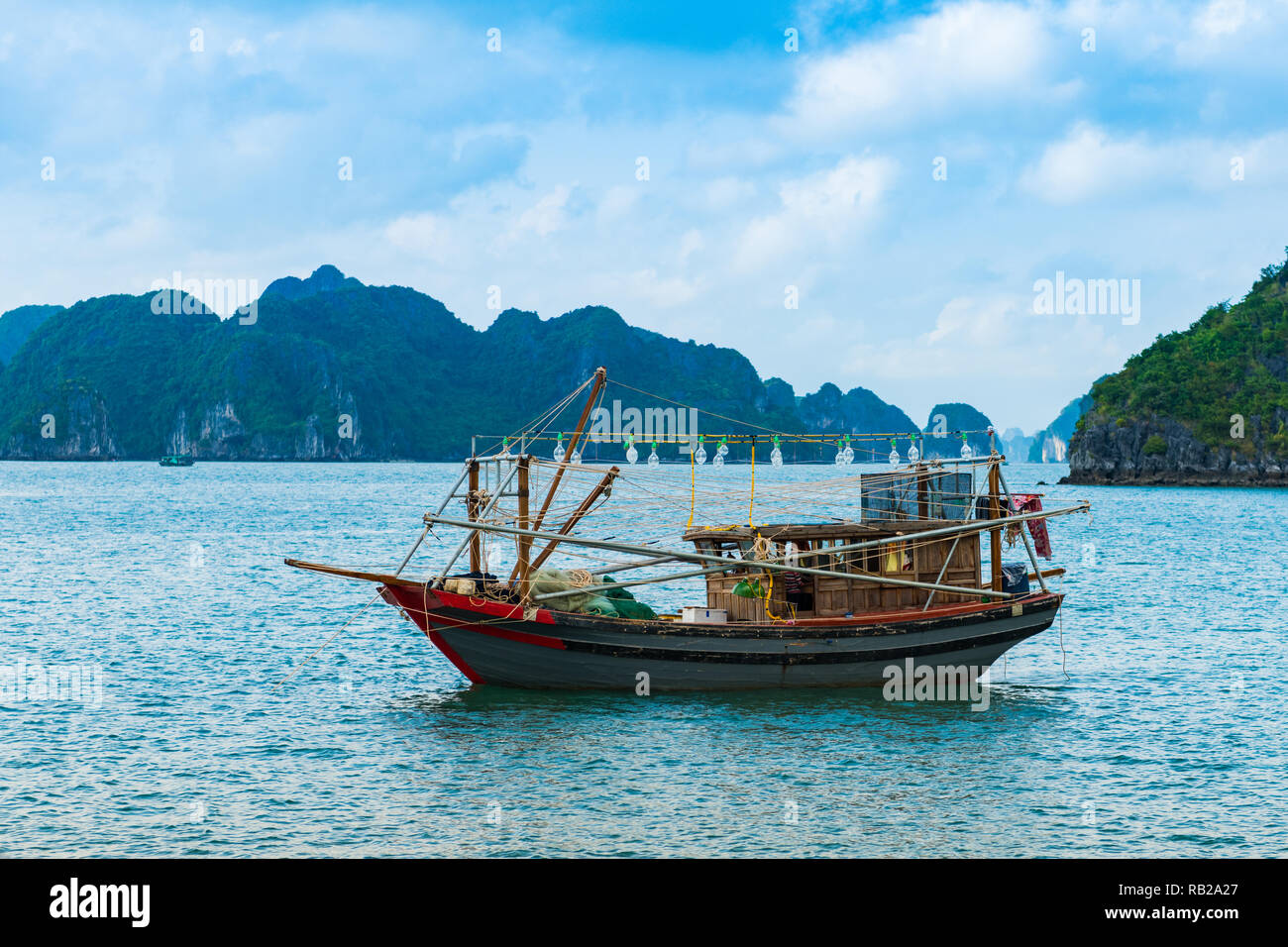 Squid Fischerboot auf Halong Bay, Vietnam Stockfoto