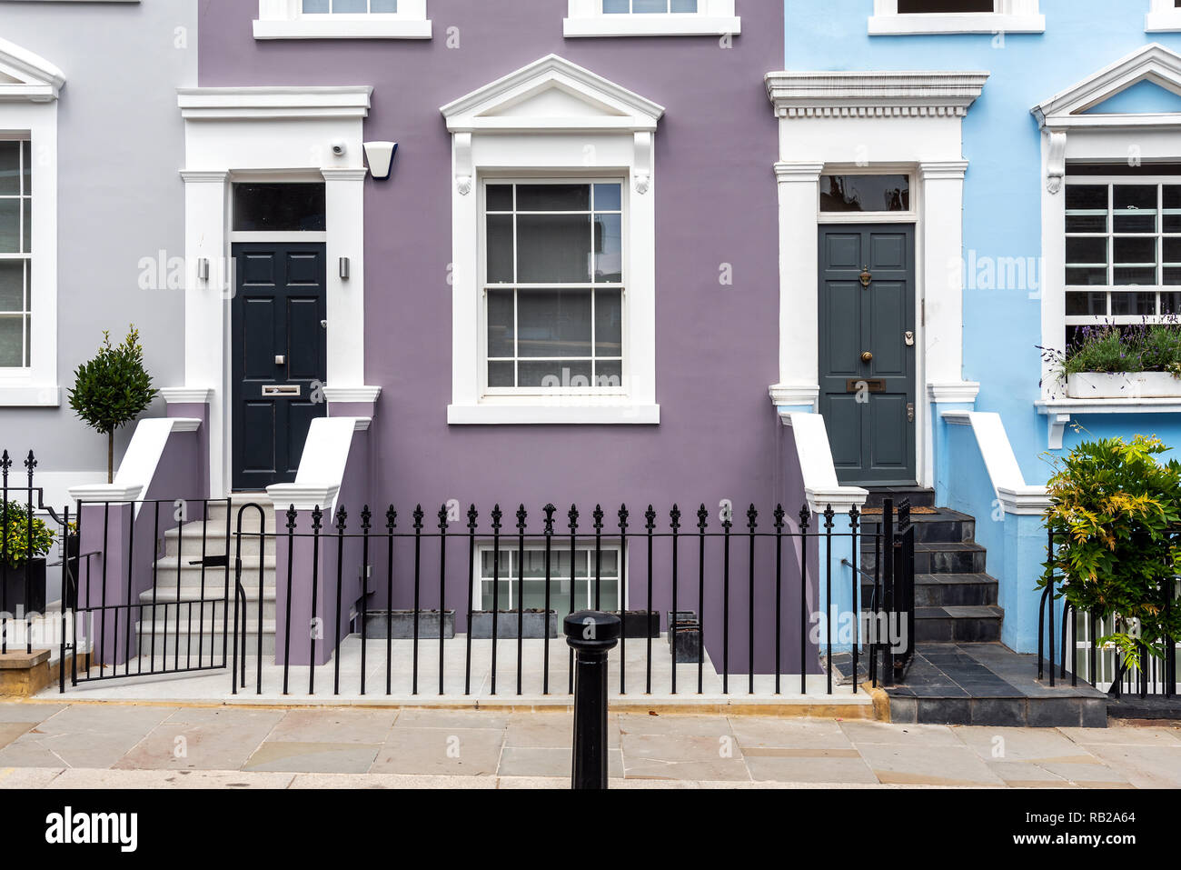 Eingänge zu einigen typischen englischen Reihenhäuser in Notting Hill, London gesehen Stockfoto