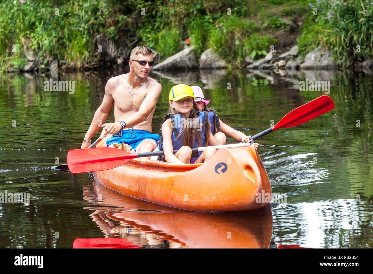 Aktive Familie Kanu Fluss, Sommer Abenteuer für Kinder in den Ferien, Tschechische Republik Stockfoto