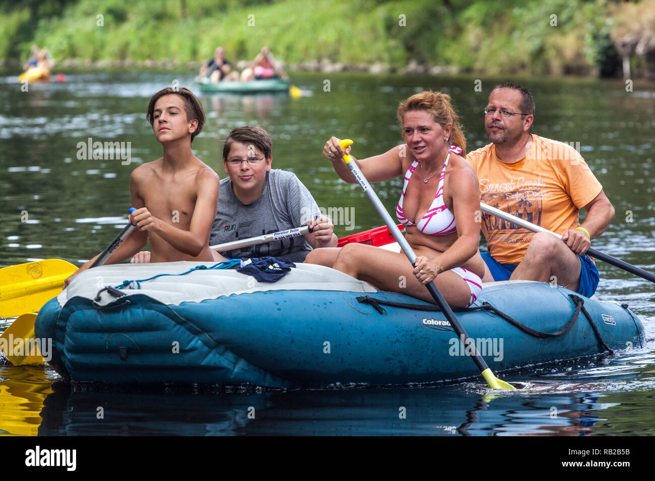 Aktives Familien-Rafting auf dem Fluss, Sommerabenteuer in der Tschechischen Republik Stockfoto