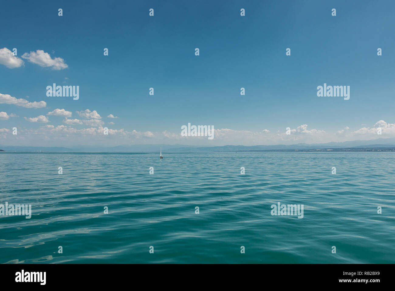 Nette kleine Segelboote auf einem See in der Nähe der Küste Stockfoto