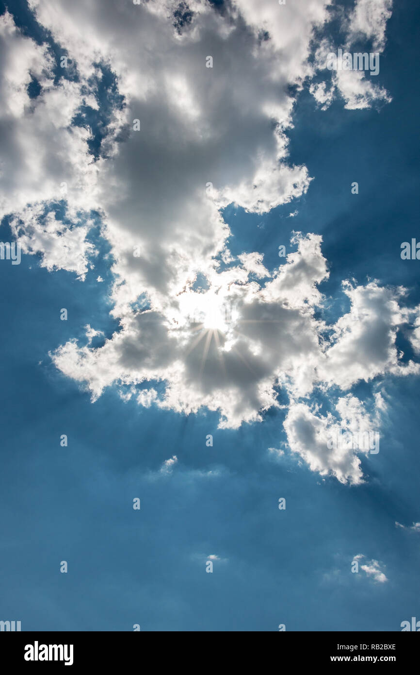 Weiße Wolken im blauen Himmel und die Sonne Stockfoto
