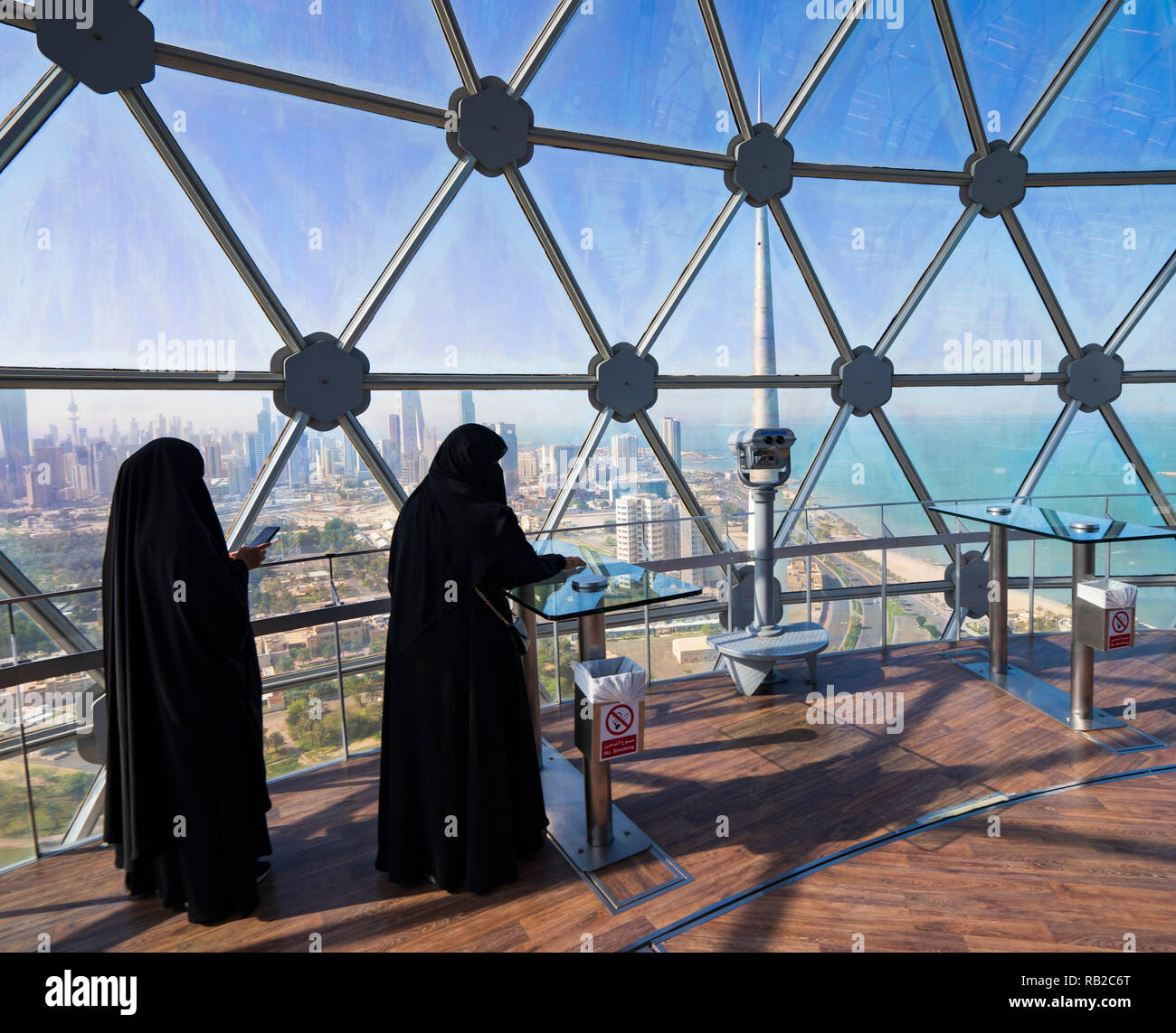Besucher, die beim Anzeigen von Dome in Kuwait Towers in Kuwait City, Kuwait Stockfoto