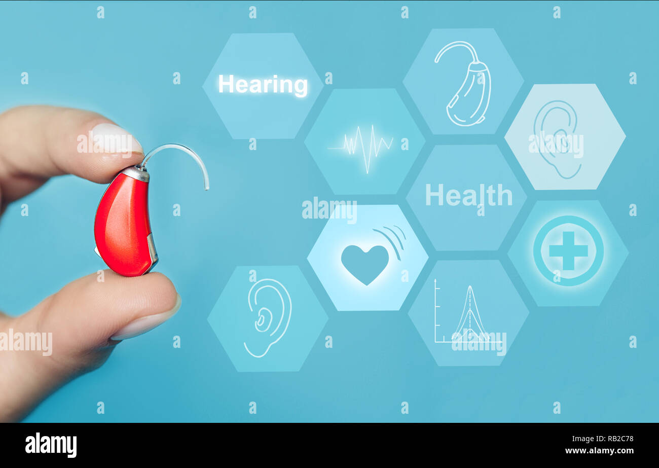 Arzt holding Modernes Hörgerät mit Anhörung Symbole fließen auf virtuellen Bildschirm. Konzept zeigt, zukünftige Technologien für die Behandlung der Anhörung Stockfoto
