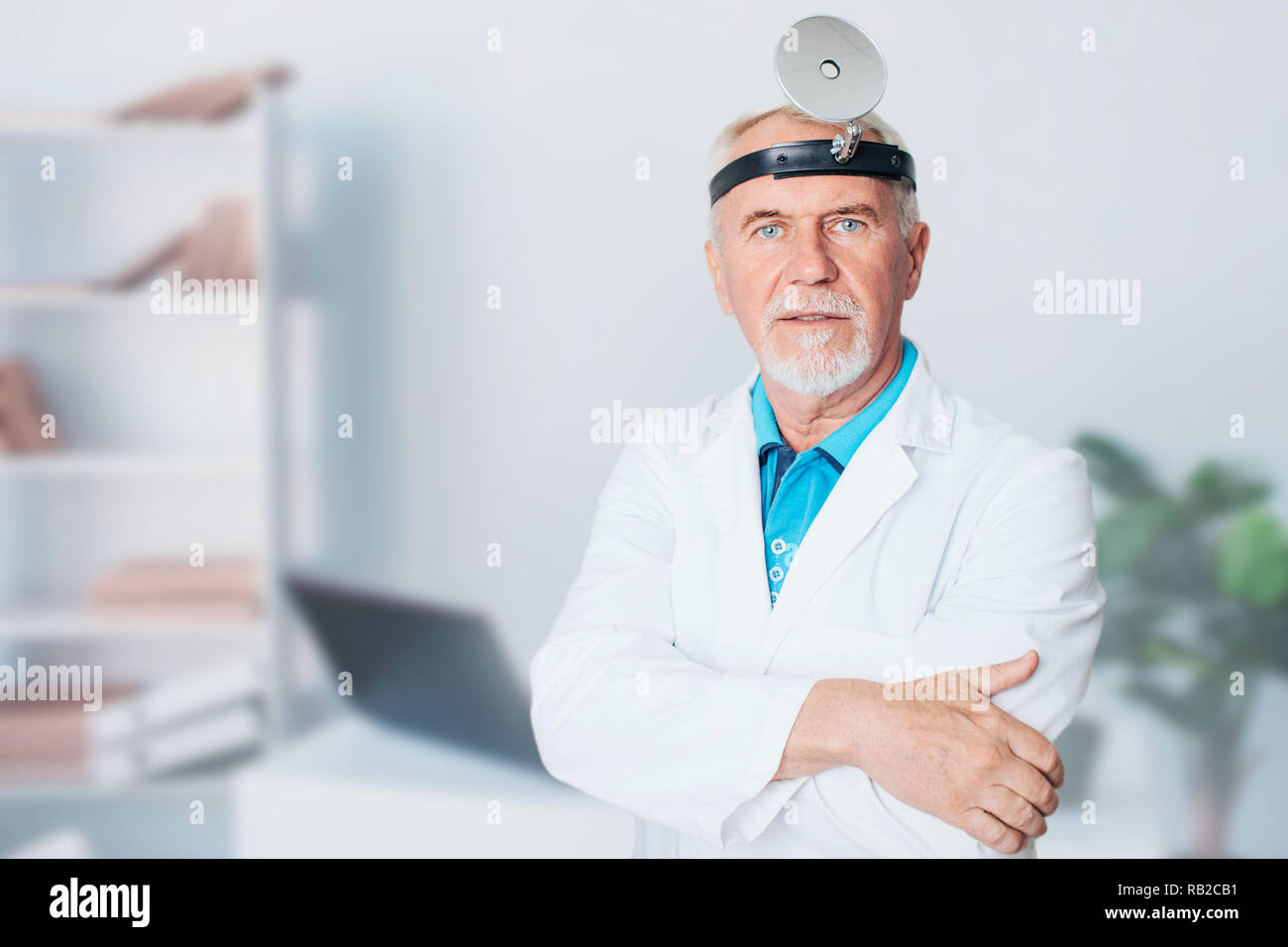 Reifen HNO-Arzt, älteren Mann, der an der Medizinischen Klinik Stockfoto