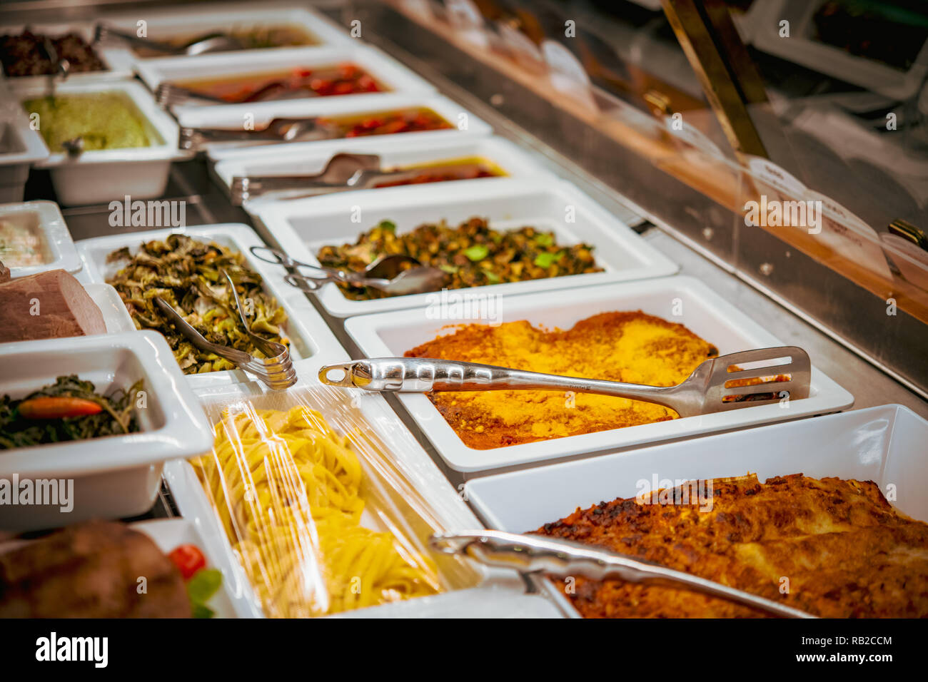 Große Anzahl der vorbereiteten Nudeln essen variation Anzeige zum Verkauf in Deli Shop Stockfoto