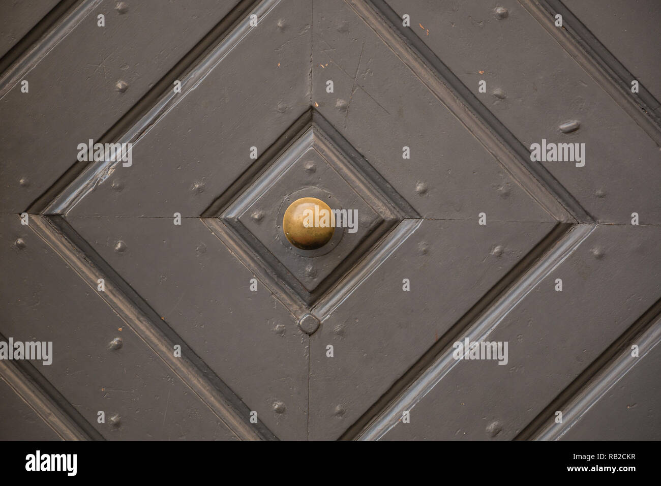 Alte Tür eines historischen Gebäudes mit Bügeleisen Türgriff Stockfoto