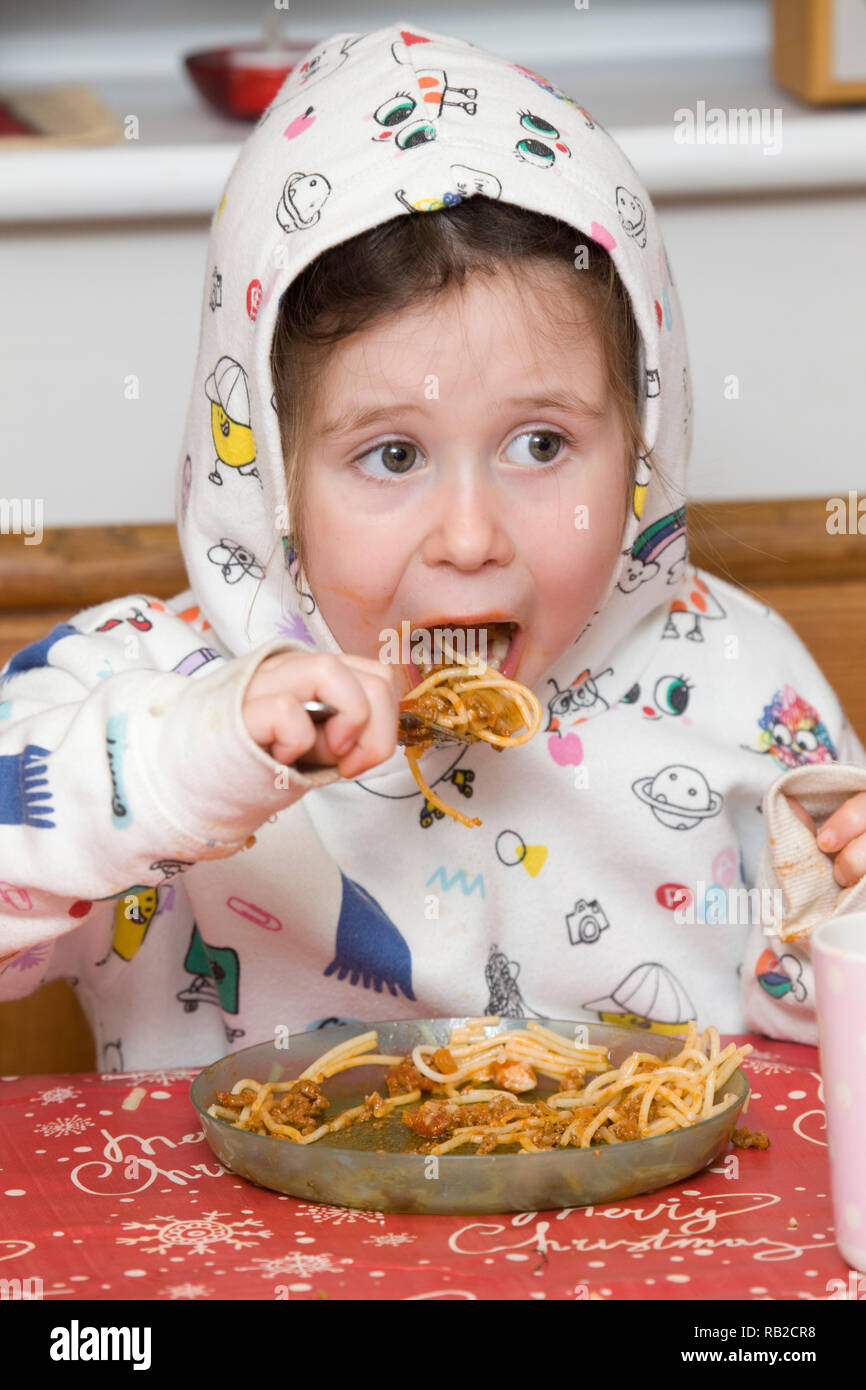 Junge Mädchen isst Spaghetti Stockfoto