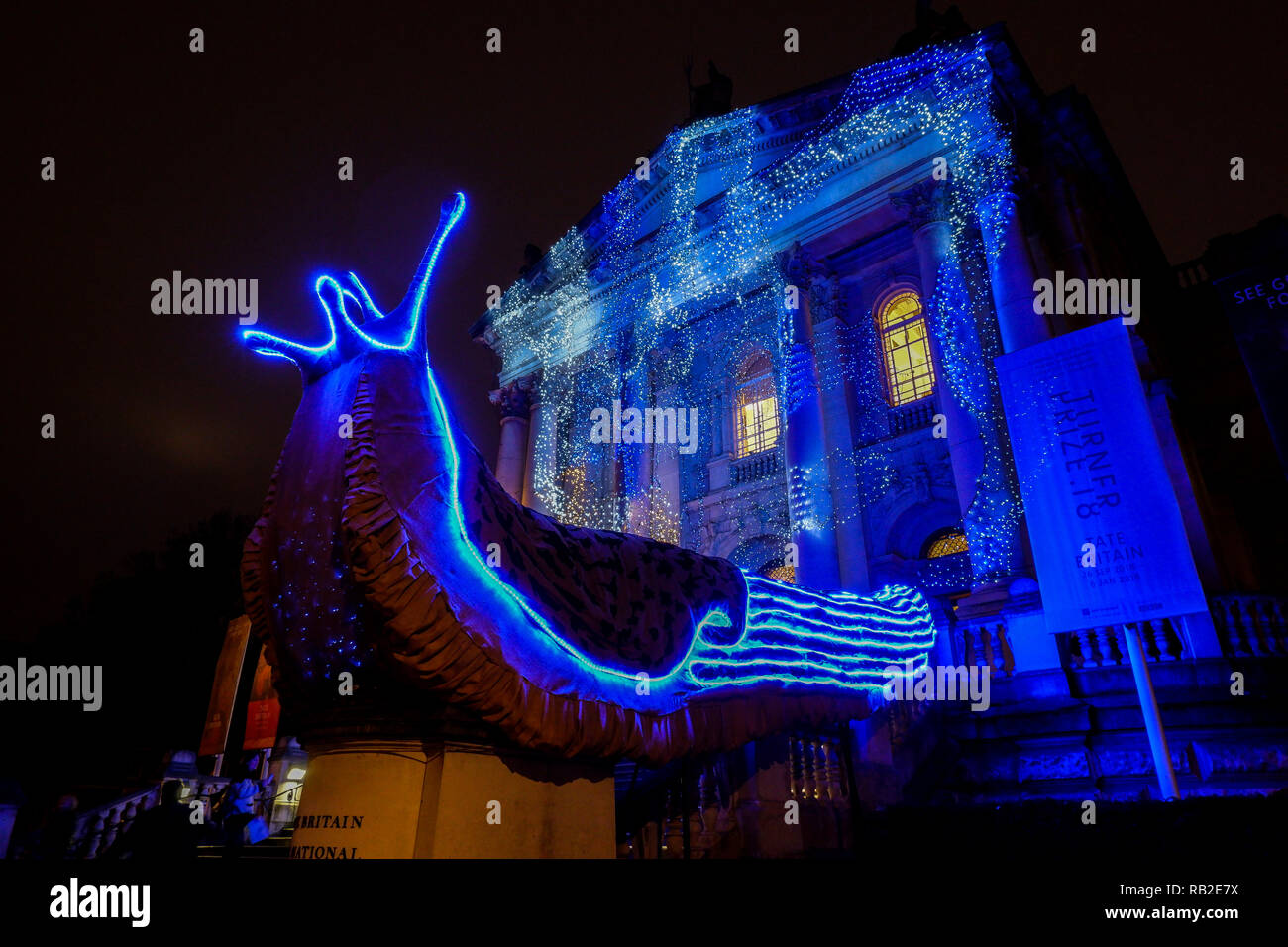 London, England - Januar 2019: Tate Britain Kunstgalerie außen zeigen riesige beleuchtete Schnecken von Monster Chetwynd Stockfoto