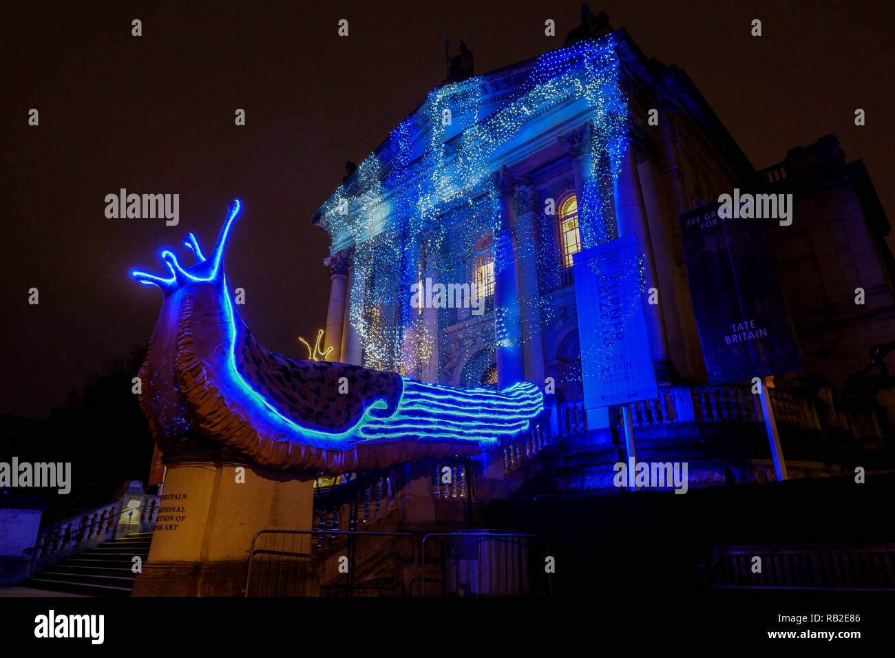 London, England - Januar 2019: Tate Britain Kunstgalerie außen zeigen riesige beleuchtete Schnecken von Monster Chetwynd Stockfoto