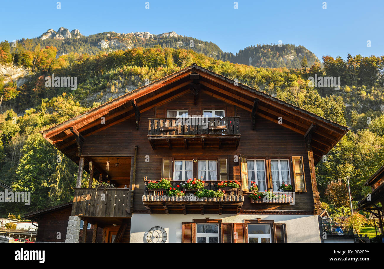 Traditionelle Schweizer Alpen ländlichen Holz Haus im Dorf der Alpen,  Schweiz Stockfotografie - Alamy