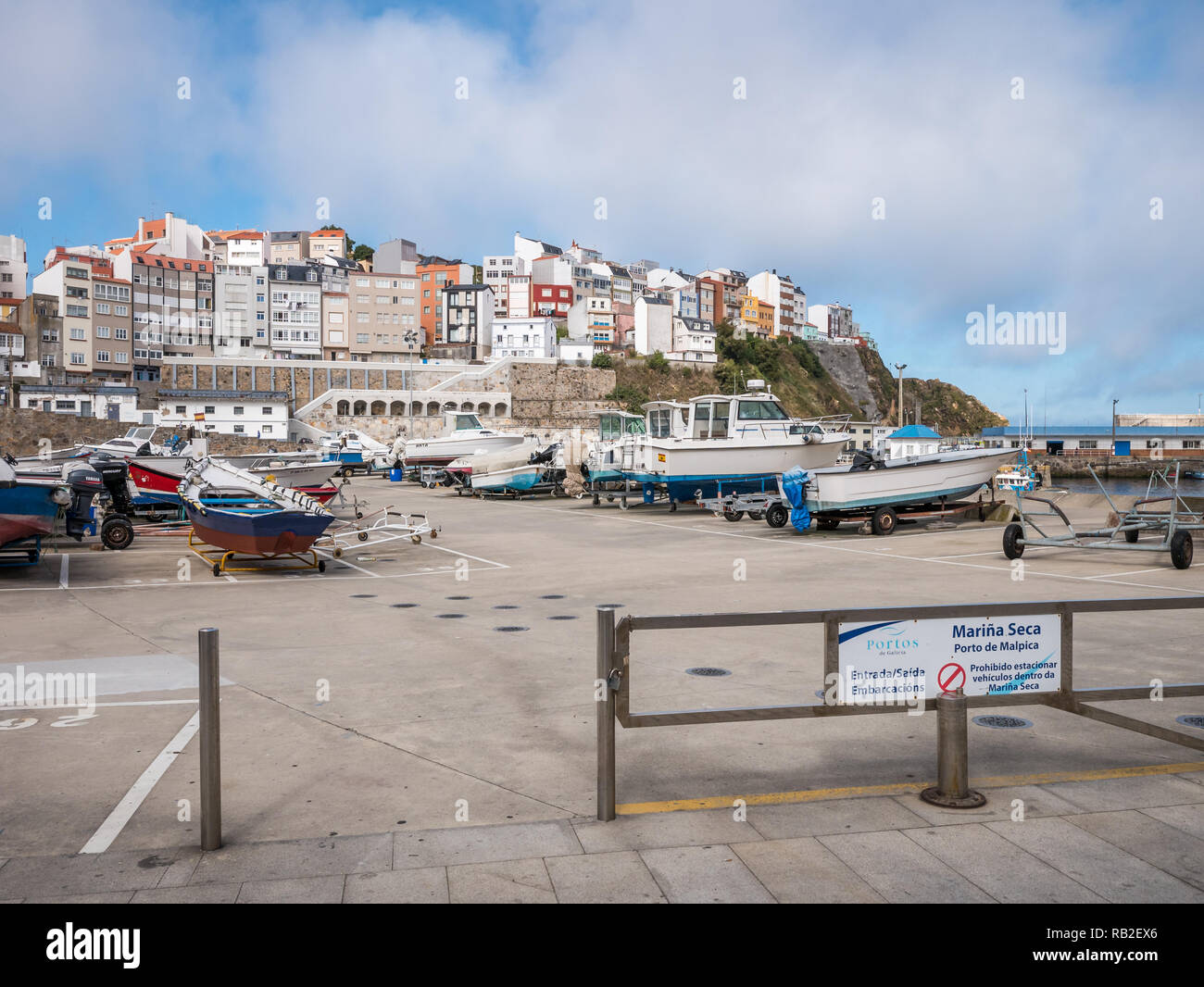 Boote und kleine Schiffe im Marina Seca in Malpica de Bergantiños, das Trockendock geparkt, Boote auf der Spur Stockfoto