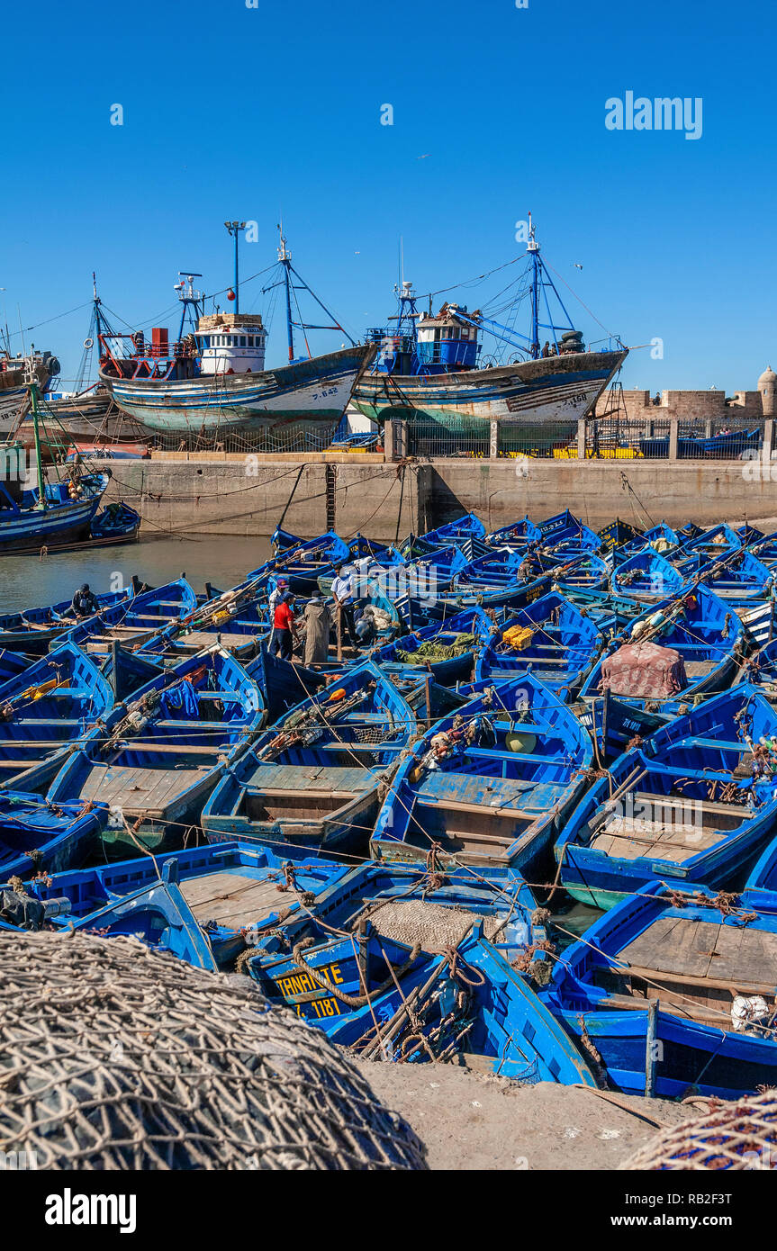 Blau bemalten Fischerboote im Hafen der touristischen Destination von Essaouira an der Atlantikküste von Marokko günstig Stockfoto