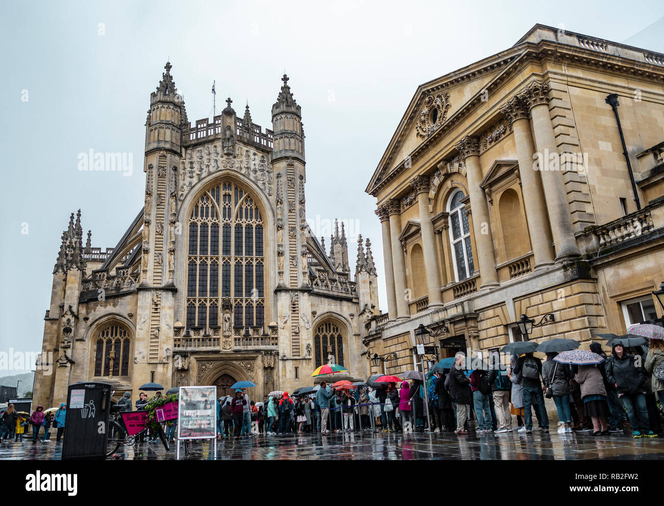 Bath, England - September 22, 2018: Street View der Wahrzeichen Abtei und Touristen Queuing in der Römischen Bäder der Stadt Bath in De zu erhalten Stockfoto