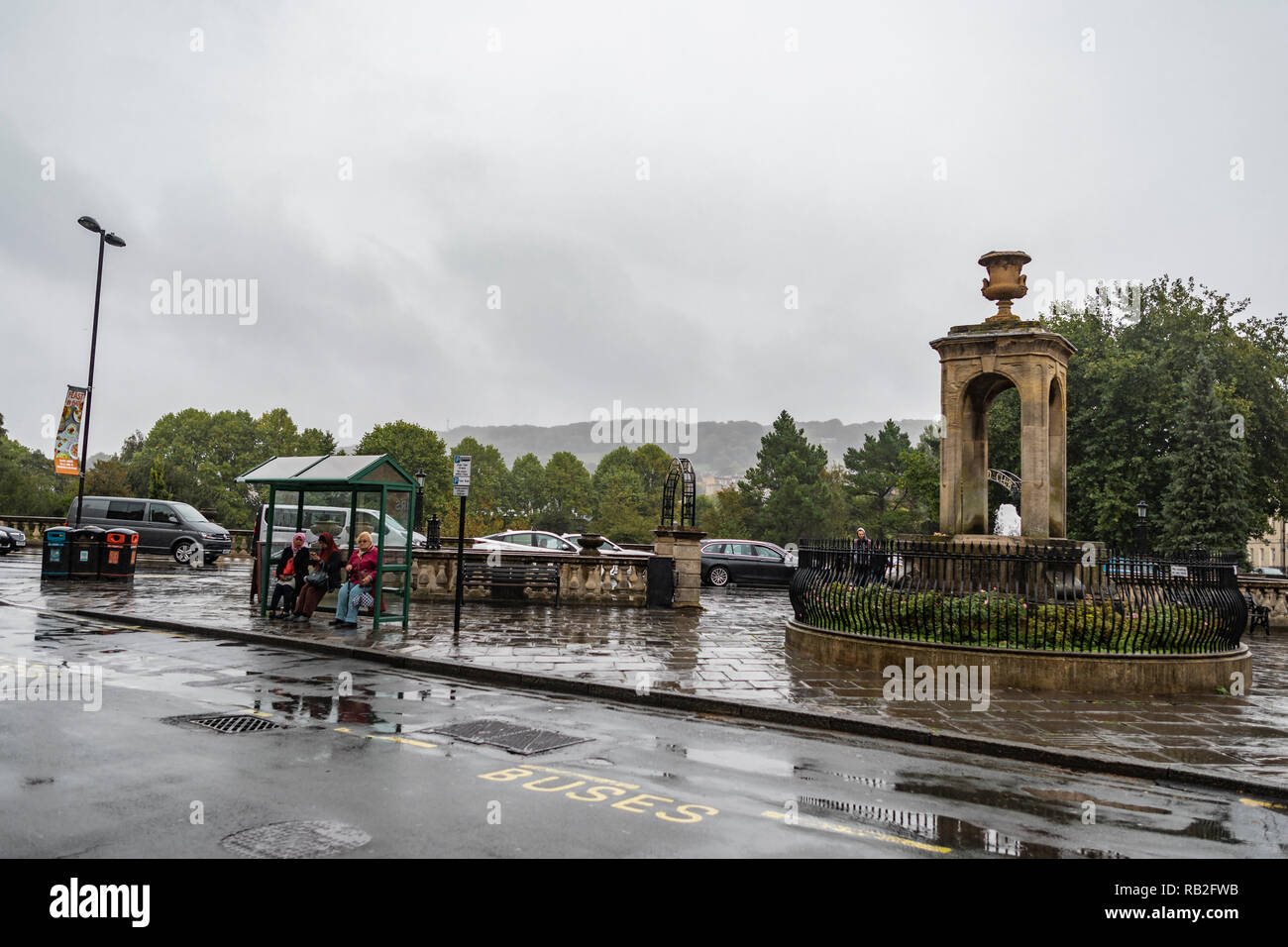 Bath, England - September 22, 2018: Street View der Brunnen in der Nähe der Parade Gärten in der Stadt Bath, Somerset, England. Stockfoto