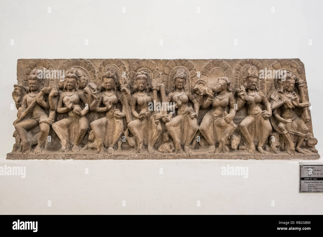 Saptamatrikas (sieben Mütter), Pratihara dynasty, 10. Jahrhundert AD. H x B = 53 x 136 cm Stockfoto